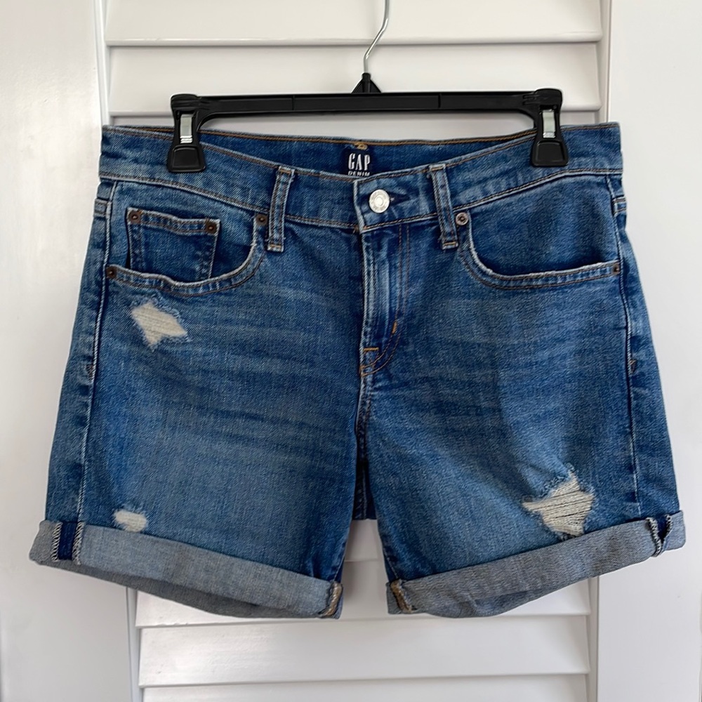 Gap denim shorts in size 26 (2)